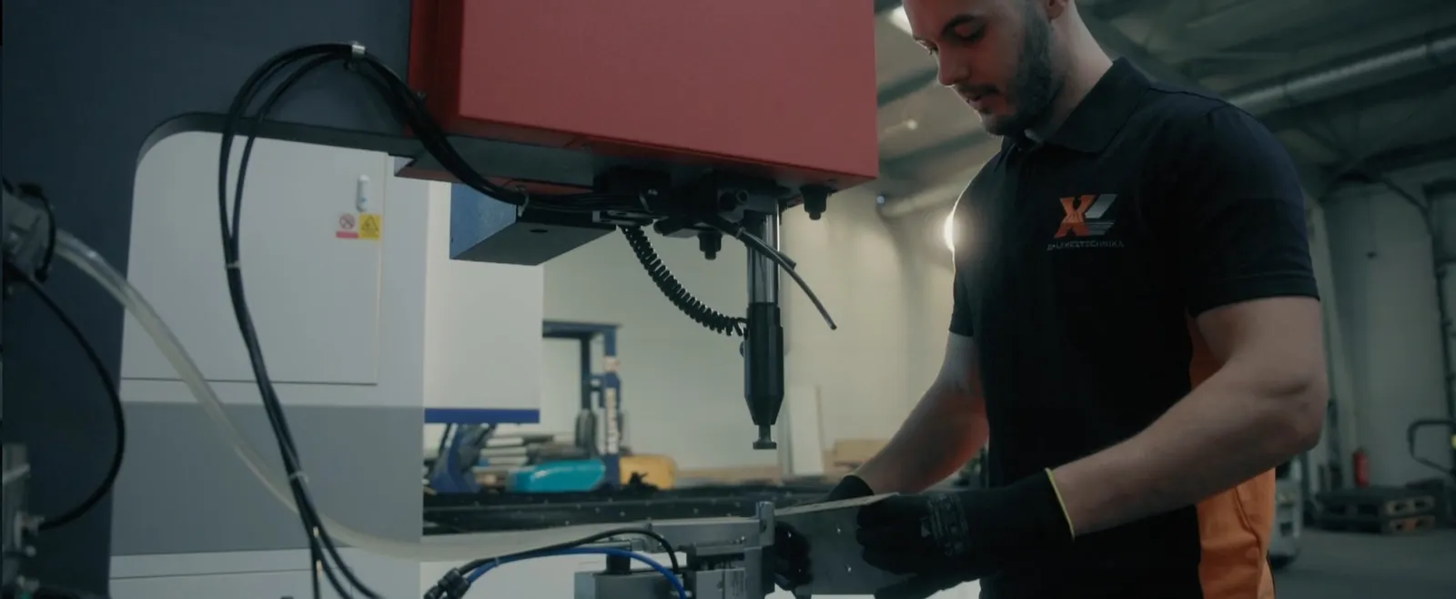 Automata kötőelem-besajtoló gép